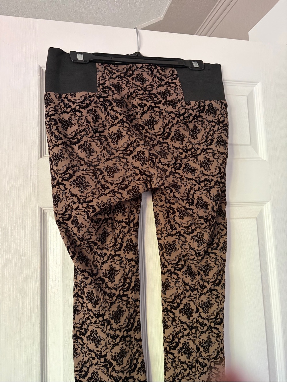 one 5 one Brown Leggings with Black Damask Print